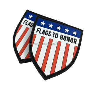 ป้ายโลโก้พิมพ์ลายคุณภาพสูงแบบกำหนดเอง แผ่นยางพีวีซีเนื้อนุ่ม แบบเย็บติด รูปทรงดอกไม้ สำหรับตกแต่งเสื้อผ้า ผ้าแคนวาส ผ้าทวิล - Product Image 1