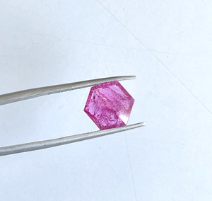Pierre taillée à facettes en hexagone de rubis du Mozambique certifiée de 3.78 carats à la qualité pour la fabrication de bijoux fins sans chaleur pierre précieuse naturelle - Product Image 4