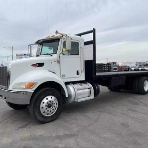 Camión Usado de Servicio Pesado Peterbilt 348 de 2018 con Eje Tándem y Plataforma Plana de 24 pies - Transmisión Automática Allisonnn Hs de 6 Velocidades, Entrega a Todo el Mundo - Product Image 1