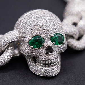 Bracelet de luxe à maillons crâne sertis de zircone cubique (CZ) avec yeux en pierre verte, maillons ovales argentés et fermoir à ressort - Product Image 3