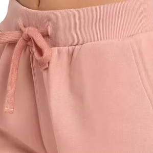 Conjunto de chándales de carga rosa de moda Sudaderas con capucha elegantes con bolsillos y corredores Perfecto para salidas casuales y ropa activa cómoda - Product Image 6