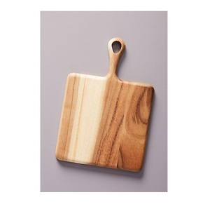 Hermosa tabla de cortar de madera con asa para facilitar el transporte, servir y cortar bocadillos, frutas o trozos de queso - Product Image 4