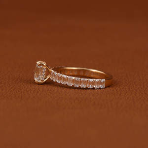 Anillo de compromiso de diamante cultivado en laboratorio de corte esmeralda de lujo chapado en oro de 18 quilates, joyería de boda de moda para mujer, pavé de diamante lateral IGI - Product Image 2