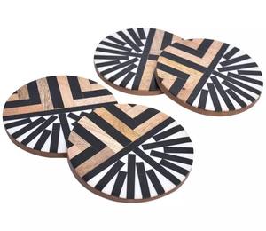 Posavasos de resina y madera de forma redonda, Juego de 4 con patrón de panal, elegantes posavasos para bebidas para la decoración de la Mesa del hogar y el uso de regalos - Product Image 5