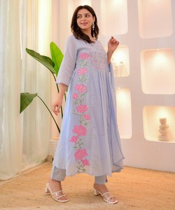 MODERNE PARAMPARA SOIE BRODERIE TRAVAIL HAUT BAS AVEC DUPATTA CASUAL WEAR PRIX DE GROS VÊTEMENT ETHNIQUE - Product Image 5