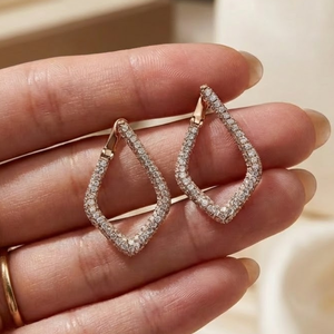 Boucles d'oreilles créoles en or rose massif 18 carats avec diamants naturels, fabrication artisanale de haute qualité, personnalisables, pour mariage et soirée - Product Image 2