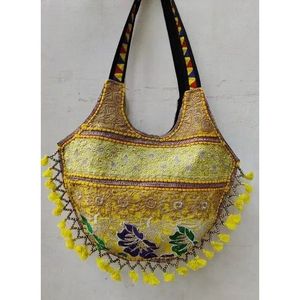 Sac à bandoulière vintage Banjara bohème en coton imperméable multicolore avec fermeture à coquille, broderie et chaîne décorative pour l'été - Product Image 1