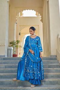 Tenue de soirée et mariage pour femmes de créateur Ensemble Kurta Sharara Dupatta attrayant à la mode Vêtements pakistanais Vente en gros Surat - Product Image 2