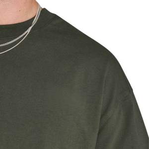 Camiseta de gran tamaño caqui para hombre 100% algodón 190 GSM Streetwear Staple Tee Impreso Front Back Logo Drop Shoulder Relaxed Fit Shirt - Product Image 4