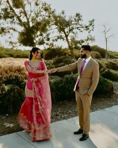 ชุดสูทปากีสถานที่หรูหราพร้อมตาข่าย dupatta ที่อุดมไปด้วยและดูพรีเมี่ยมสำหรับกิจกรรมพิเศษที่มีอยู่ในขนาดที่แตกต่างกัน - Product Image 5