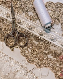 LUXE วินเทจ-แรงบันดาลใจกูตูร์เดรส dirndl บนหุ่นพร้อมปักลายลูกไม้ผ้ากันเปื้อนเหนือกระโปรงบลัชออน - Product Image 5