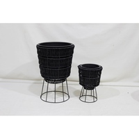 Conjunto de 2 Vasos Minimalistas de Plástico Trançado Preto Artex Dong Thap, Duráveis e Ecológicos, com Suportes de Metal para Casa e Jardim