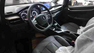 SUV essence d'occasion fabriqué au Japon 2024, conduite à droite, transmission automatique, sièges en cuir, couleur foncée, jantes R17, toit ouvrant panoramique, état impeccable - Product Image 6