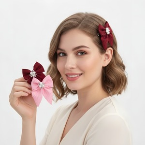 Pinzas para el Cabello con Lazo y Decoración de Perlas y Diamantes de Imitación para Uso Diario, 10 cm, Alta Calidad, Empaquetado en Bolsa OPP - Product Image 2