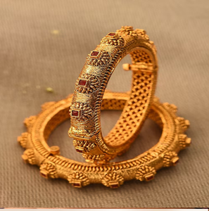 Bracelets en laiton lisse brillant avec un subtil motif circulaire ondulé, parfaits pour l'empilage, et disponibles au prix de gros. - Product Image 4