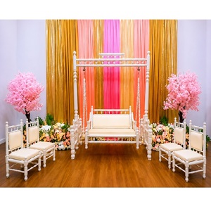 Élégante balançoire Sankheda avec chaises pour cérémonie Mehndi – Achetez une balançoire de <span class=keywords><strong>mariage</strong></span> en bois pour couples, idéale pour les séances photo de <span class=keywords><strong>mariage</strong></span> - Product Image 1