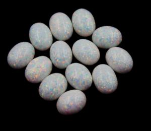 En stock 16X12 OP17 Pierre d'opale synthétique de forme ovale blanche à fond plat, traitée thermiquement en laboratoire, pour la fabrication de bijoux - Product Image 2