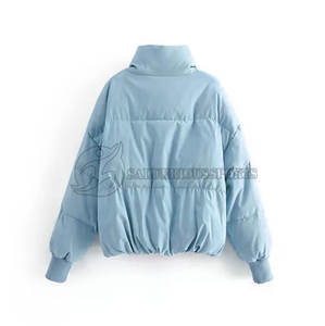 เสื้อแจ็คเก็ตบอมเบอร์คอเต่าปักโลโก้ตามสั่งสำหรับผู้หญิง คุณภาพสูง สำหรับฤดูหนาว กันน้ำ ผลิตจากผ้าไม่ถักทอ เป็นมิตรกับสิ่งแวดล้อม รับผลิตแบบ OEM - Product Image 3