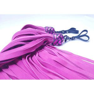 Flogger de cuero hecho a mano con borlas y crin de caballo rosa, con clip metálico para entrenamiento. - Product Image 3