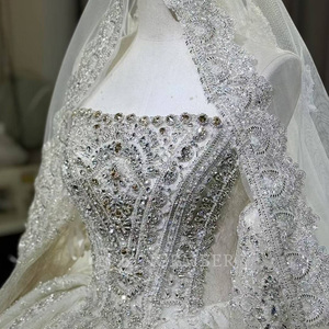 Vestido de Novia Moderno y Lujoso OY016 con Cuello Barco, Pedrería de Cristal, Cola Capilla y Flores - Product Image 5