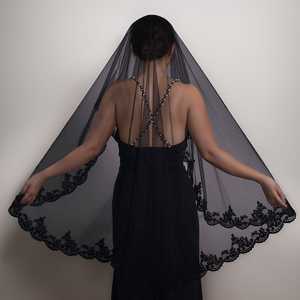 Peineta de Novia Hecha a Mano Bridella V65, Encaje Negro y Malla, Estilo Vintage, Pedrería, Ajuste Cómodo para Bodas, Bailes de Graduación y Eventos Formales - Product Image 1