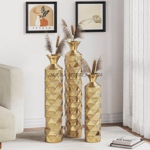 Ensemble de vases en métal New Look de couleur or époustouflante avec une forme géométrique élégante et un design complexe pour une décoration intérieure luxueuse - Product Image 1