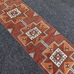 Tapis turc vintage écologique en laine patchwork orange de 2,4 x 10 pieds avec envers en latex - Product Image 3