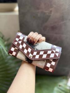 กระเป๋าถือคลัทช์หนังวัวปักลายสไตล์วินเทจสุดหรูเครื่องมือช่างกันน้ำสลักขนสัตว์ตัดอเนกประสงค์สำหรับผู้หญิง - Product Image 3