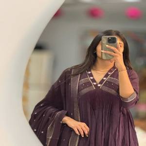 Conjunto de Traje de Algodón Puro VASTRA COTTAGE para Mujer con Top Estampado en el Cuello Hecho a Mano, Pantalón y Dupatta, Conjunto Étnico Cómodo para Uso Diario - Product Image 2