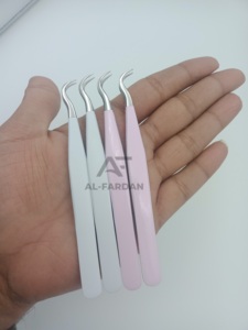 Pince à cils en acier inoxydable japonaise de marque privée personnalisée en forme de crochet avec pointe pointue de couleur blanche et rose - Product Image 3