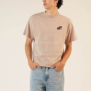 Camiseta Corta Urbana de Corte Cuadrado para Hombre con Ajuste Estructurado, Diseño de Dobladillo Corto y Estilo Urbano Contemporáneo - Product Image 3