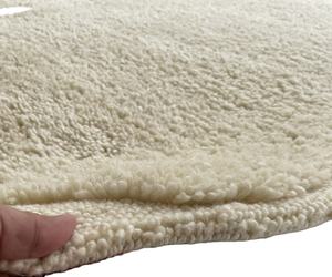 Tapis de forme tufté à la main en laine naturelle non teinte pour des décors et des intérieurs élégants Fabriqué en couleur blanche - Product Image 1