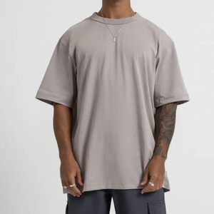 T-shirt à col rond imprimé artistique urbain pour hommes Maillot tendance de haute qualité Design personnalisé Teint uni Impression de haute qualité tissée - Product Image 4