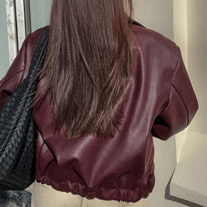 Elegante chaqueta de cuero para mujer para un ajuste elegante Perfecto para agregar un borde a cualquier atuendo versátil y atemporal - Product Image 2