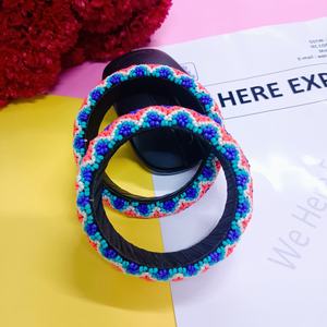 Bijoux de bracelet en perles colorées de qualité d'exportation à la mode et légers pour un usage quotidien ou des occasions spéciales disponibles à la vente - Product Image 5