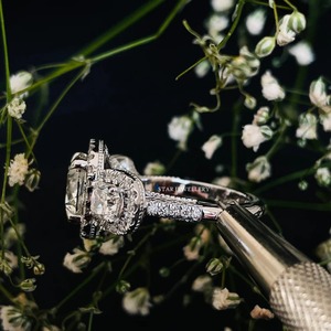 Anillo de compromiso solitario de diamante moissanita de tres piedras de oro macizo de 14 quilates. - Product Image 4