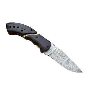 Couteau de chasse pliant fait main de qualité supérieure en acier damassé à haute teneur en carbone Couteaux pliants d'extérieur - Product Image 1