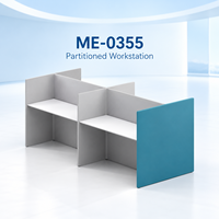 Poste de travail de bureau moderne avec cloisons, panneaux d'intimité élevés, plans de travail blancs, panneau latéral vert-bleu pour bureaux commerciaux, en bois