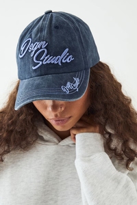 หมวกแก๊ปเบสบอล 6 แผง ดีไซน์ใหม่สำหรับผู้ชาย ปักลายสีแดงเบอร์กันดี ปรับขนาดได้ด้วยตัวล็อคโลหะ คุณภาพสูง ผลิตตามสั่ง - Product Image 4