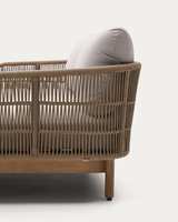 Chaise longue double contemporaine avec base en teck et accents en rotin, coussins épais, résistante aux UV, écologique, pour hôtel et cour.