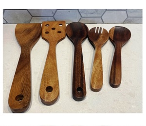 Juego de espátulas y servidores de ensalada de madera de acacia, juego de servidor de ensalada de madera de 2 artículos de cocina únicos hechos a mano hechos en la India - Product Image 1