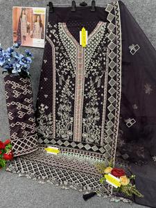 Traje paquistaní bordado con clase con costuras impecables Ideal para bodas y compromisos Disponible a precio mayorista - Product Image 2