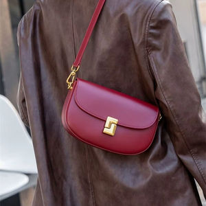 Bolso cruzado de cuero clásico Accesorio atemporal Correa ajustable Cuero suave Tono neutro Larga duración Diseño refinado tendencia - Product Image 1