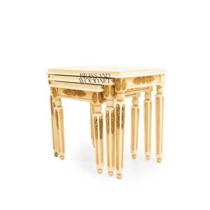 Juego de mesas auxiliares clásicas con detalles decorativos tallados en oro y patas rectas elegantes para decoración de hogares de lujo. - Product Image 4
