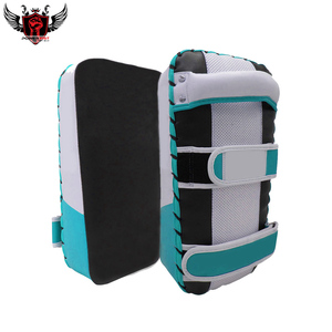 แผ่นรองมวยไทยคุณภาพสูง พิมพ์โลโก้ตามสั่ง ระบายอากาศได้ดี หนัง PU โค้งมน สำหรับฝึกซ้อมมวยไทยและ MMA  รับผลิตแบบ OEM - Product Image 6