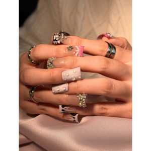 Uñas Postizas con Diseño Elegante y Llamativo con Acento de Diamantes Deslumbrantes - Product Image 3