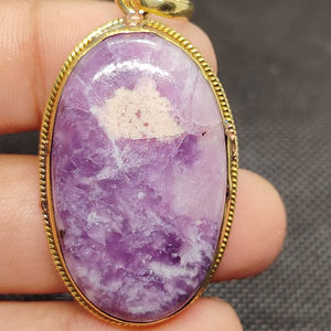 Colgante de Piedra Preciosa de Lepidolita Azul Natural de Alta Calidad en Latón, Joyería de Piedra Curativa Hecha a Mano - Product Image 1