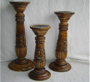 Elegantes portavelas de madera oscura con pares de tapas blancas contrastantes para soportes navideños Velas de dos pilares de diferentes alturas - Product Image 4