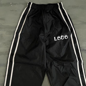 Pantalon de jogging évasé à boutons latéraux de haute qualité, coupe décontractée, style mi-long, en nylon, coupe-vent noir personnalisé - Product Image 5