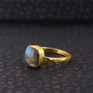 Nouvelle Arrivée Bague Bohème en Pierre de Labradorite, Bijou Délicat en Laiton Plaqué Or 18K pour Femme, Bagues Solitaires Vintage Vente en Gros/OEM/ODM - Product Image 4